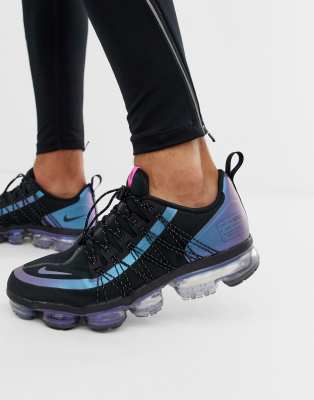 girls running spikes