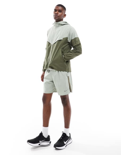 Nike Running - Veste coupe-vent à empiècements - Vert clair et kaki | ASOS