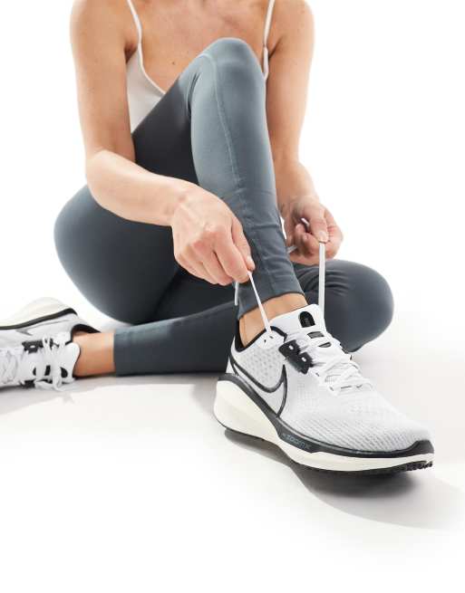 Nike Running Vomero 17 Sneakers in wit en zwart ASOS