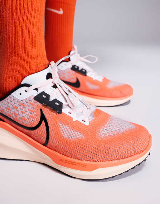 Nike Running – Vomero 17 – Vita och orange träningsskor, 4 av 5