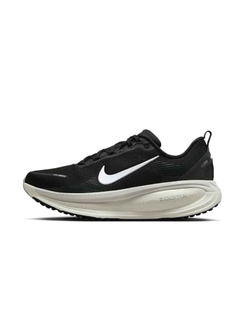 Nike Running Vomero 18 baskets en noir et blanc - view 1