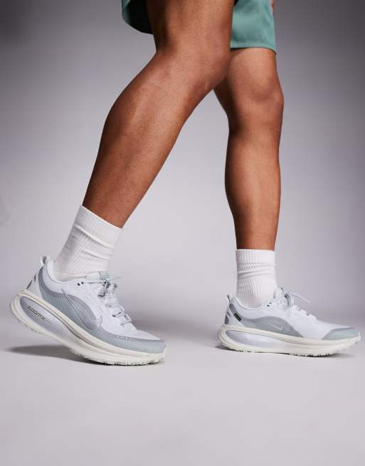 Nike Running - Vomero 18 GORE-TEX - Sølvfarvede sneakers, 4 af 5
