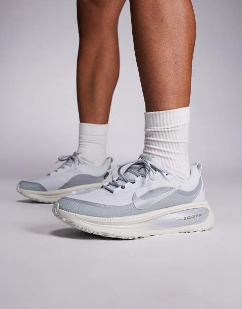 Nike Running – Vomero 18 GORE-TEX – Srebrne buty sportowe - view 1
