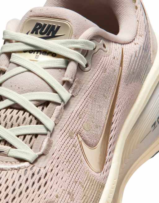 Nike Running Vomero 18 SE sneakers in cream and gold, 3 of 4