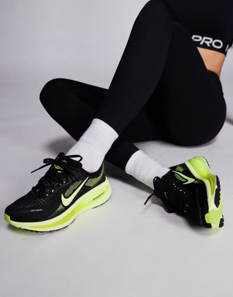 Nike Running – Vomero 18 – Sneaker in Schwarz und Grün - view 1