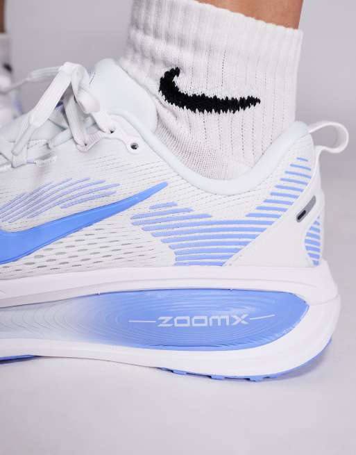 Nike Running – Vomero 18 – Sneaker in Weiß und Blau, 4 von 5