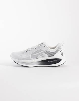 Running - Vomero 18 - Sneaker in Weiß und Silber Weiß 42