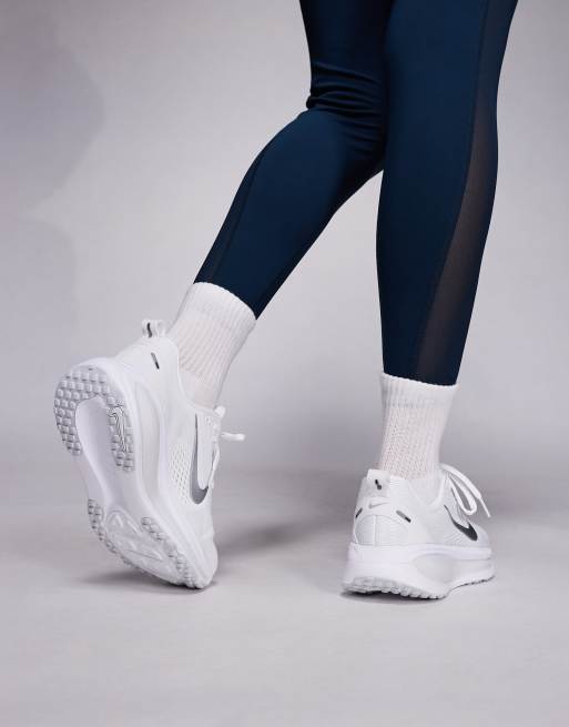 Nike Running - Vomero 18 - Sneakers bianche e argento, 3 di 5