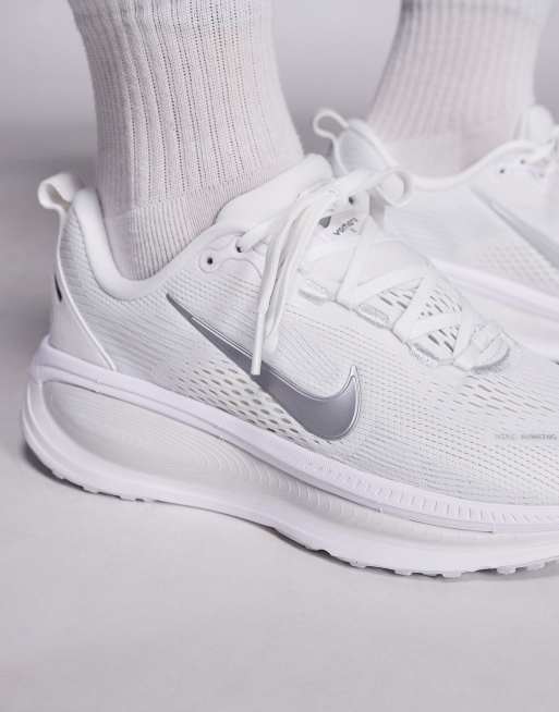 Nike Running - Vomero 18 - Sneakers bianche e argento, 4 di 5