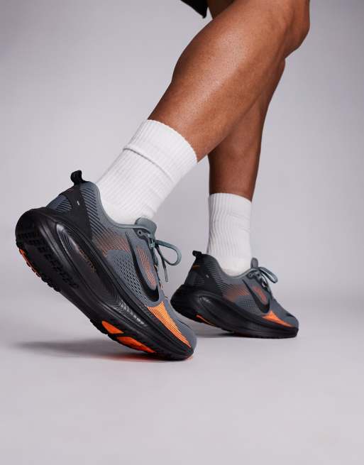 Nike Running - Vomero 18 - Sneakers grigie e arancioni, 3 di 5