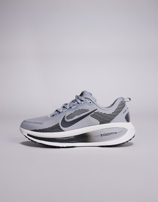 Nike Running - Vomero 18 - Sneakers grigio chiaro e nere, 2 di 5