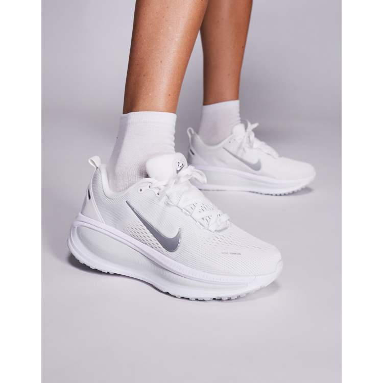 207717270-1-white?$n_750w$&wid