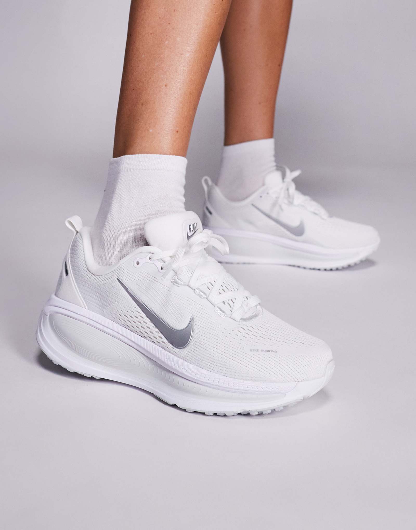 Кроссовки Nike Running vomero 18 белого и серебристого цветов
