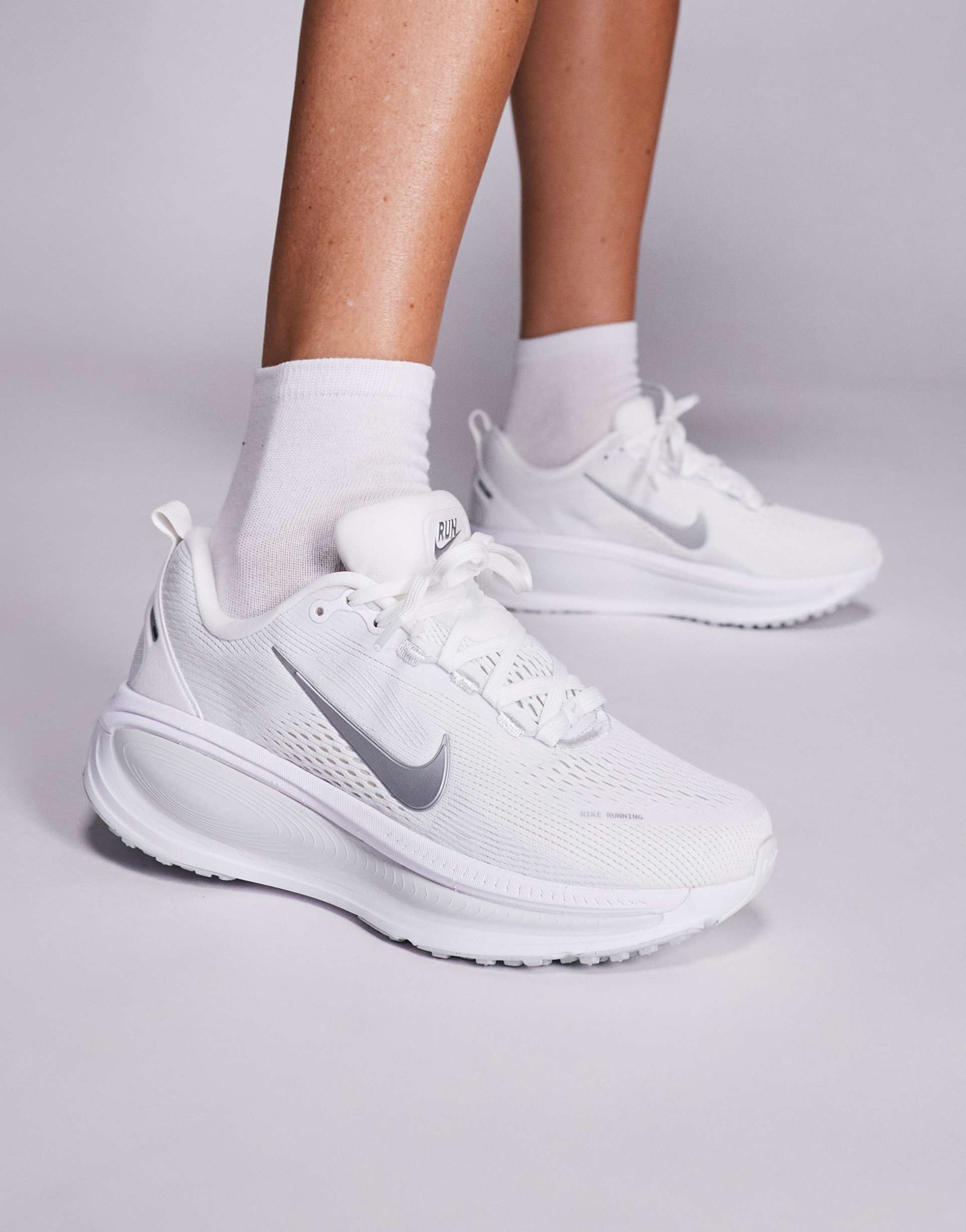 nike running vomero 18 sneakers in white and silver
