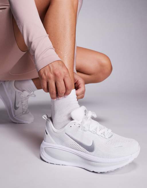 Nike Running vomero 18 sneakers in white and silver