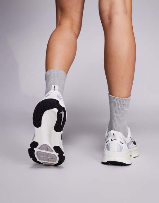 Nike Running Vomero 18 sneakers in white, 3 of 5