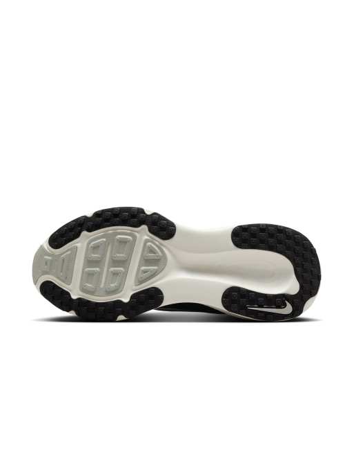 Nike Running Vomero 18 sneakers in zwart en wit, 3 van 4