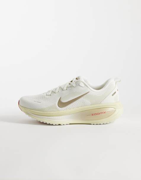 Nike Running Vomero 18 trainers in gold - view 1