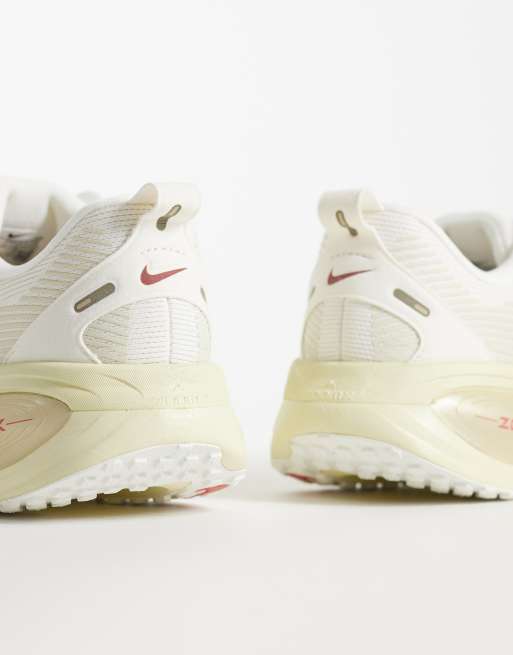 Nike Running Vomero 18 trainers in gold, 4 of 5
