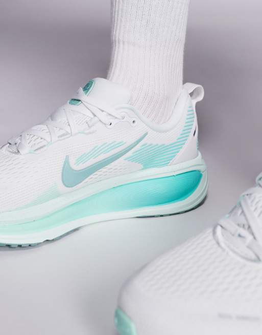Nike Running Vomero 18 trainers in white and light blue, 3 of 5