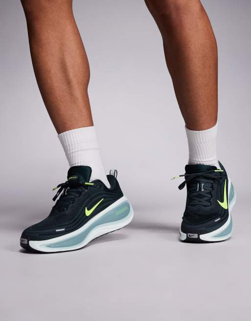 Nike Running – Vomero Plus – Laufschuhe in Dunkelgrün und Gelb, 3 von 5