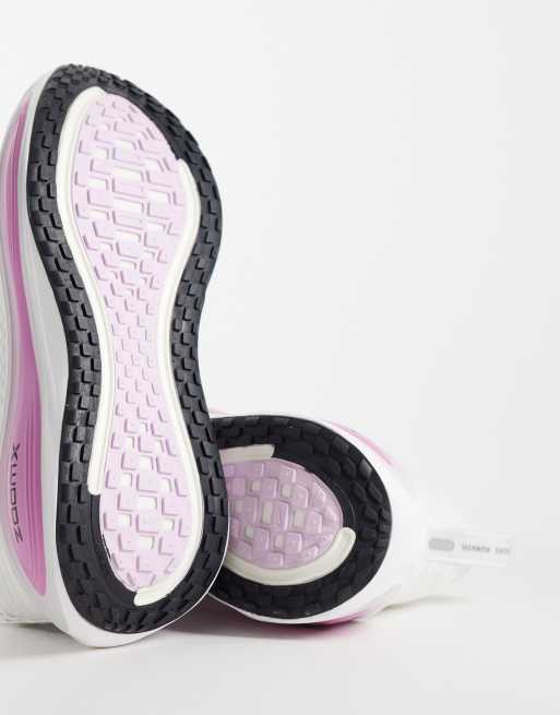 Nike Running – Vomero Plus – Sneaker in Weiß und Rosa, 5 von 5