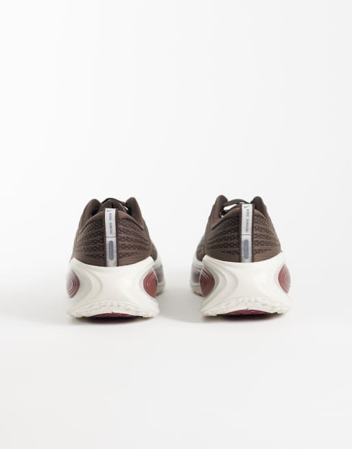 Nike Running Vomero Plus sneakers in grijs en bruin, 2 van 5