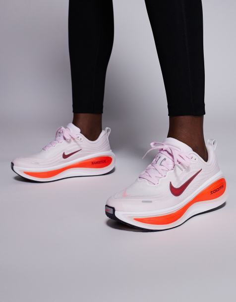 Nike Running - Vomero - Plus - Sneakers in wit en roze - view 1