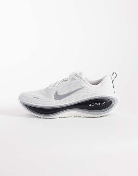 Nike Running - Vomero Plus - Sneakers in wit en zwart - view 1