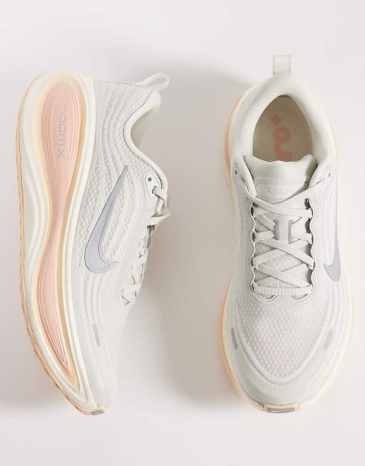 Nike Running Vomero Plus trainers in beige , 3 of 5
