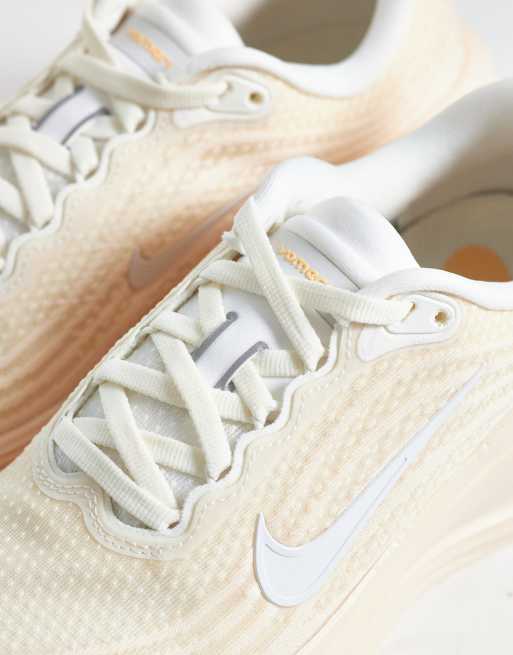 Nike Running Vomero Plus trainers in cream, 3 of 5