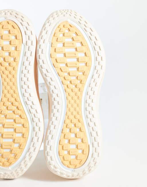 Nike Running Vomero Plus trainers in cream, 4 of 5