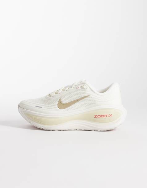 Nike Running Vomero Plus trainers in gold - view 1