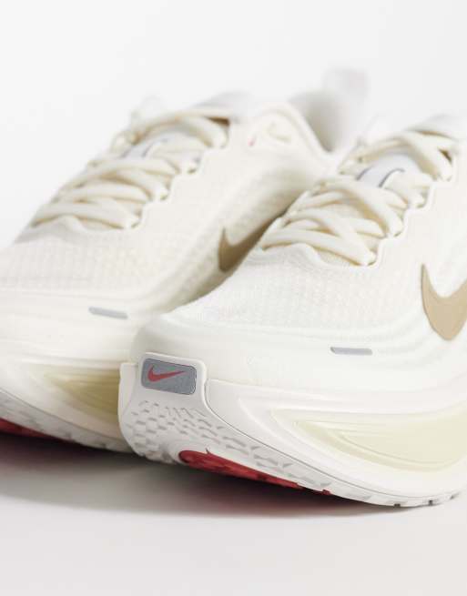 Nike Running Vomero Plus trainers in gold, 3 of 5