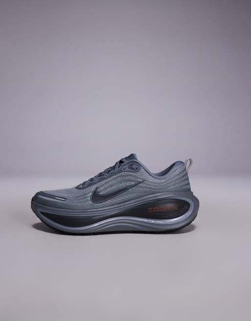 Nike Running Vomero Plus trainers in grey and orange, 2 of 5