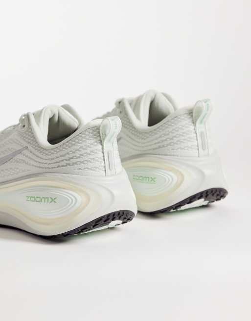 Nike Running Vomero Plus trainers in light khaki, 2 of 5