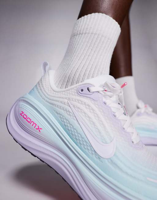 Nike Running Vomero Plus trainers in white and blue, 3 of 5
