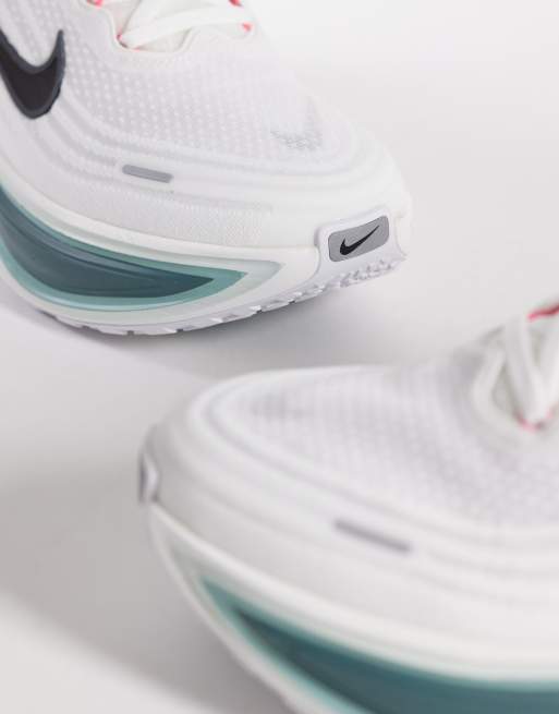 Nike Running Vomero Plus trainers in white and green, 4 of 5