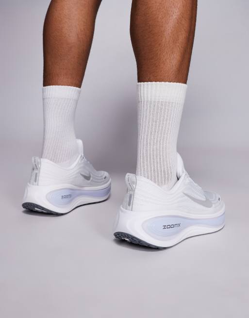 Nike Running – Vomero Plus – Vita och ljusblå träningsskor, 4 av 5