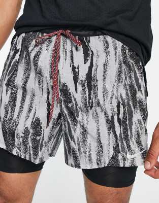 short nike flex stride wild run