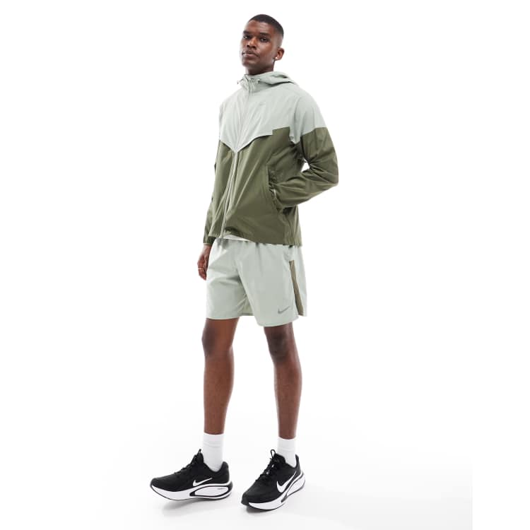 Nike Running Windrunner Giacca a vento a pannelli verde chiaro