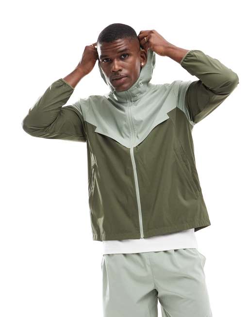 Nike Running – Windrunner – Jacke in Hellgrün und Khaki im Bahnen