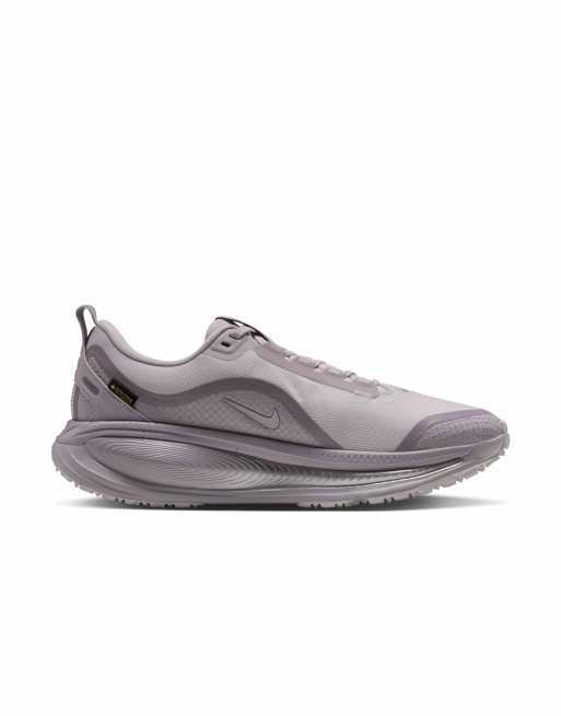 Nike Running Women's Vomero 18 GORE-TEX Waterproof Road Running Trainers with Reflective Accents in Grey, 3 of 4