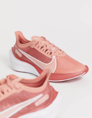 nike running zoom gravity trainers in pink