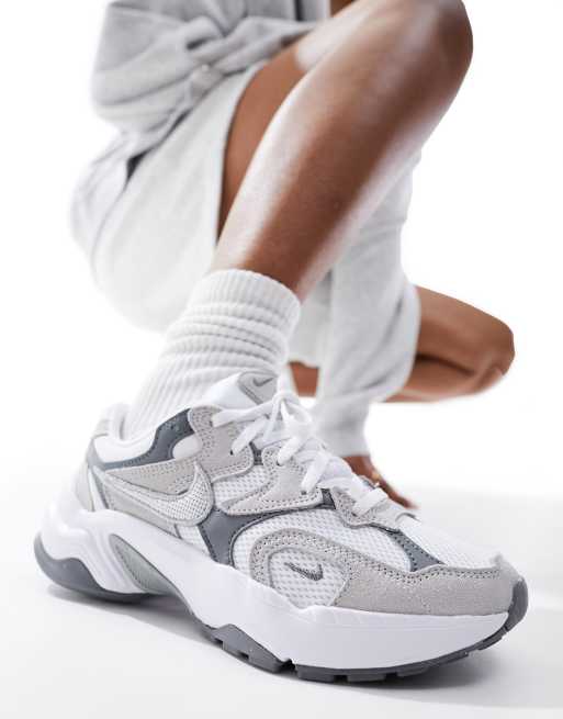 Nike - Runninspo - Sneakers grigie con dettagli bianchi