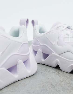 Nike Ryz 365 trainers in white and 