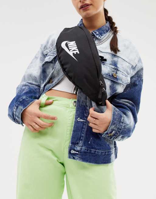 Nike Sac banane a logo Noir et blanc ASOS