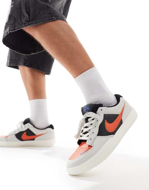 Nike SB Force 58 Sneakers premium grigie, nere e arancioni ASOS