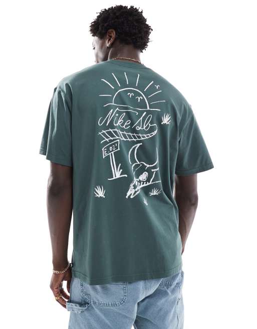 Nike SB – M90 – T-Shirt in Dunkelgrün mit Grafikprint am Rücken