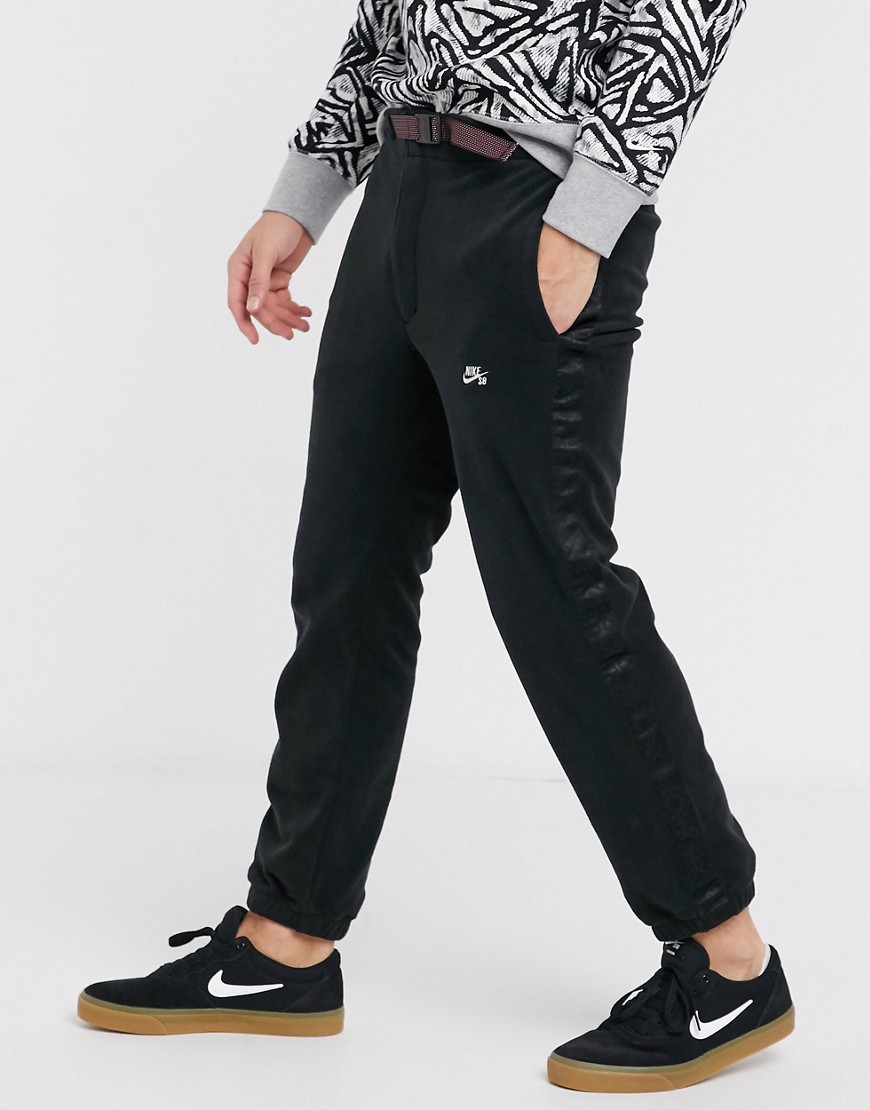 Nike SB – Svarta mjukisbyxor i fleece med sidorand och bälte med spänne